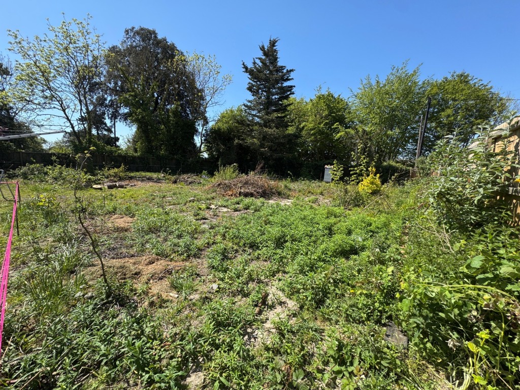 Lot: 24 - FREEHOLD SITE IN SEMI-RURAL LOCATION WITH PLANNING FOR A DETACHED DWELLING - View of site